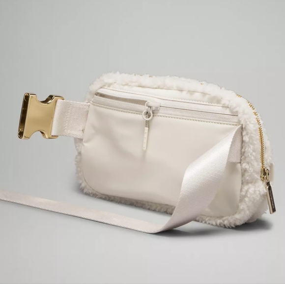 lululemon athletica Everywhere Belt Bag 1LFleece - Picture 3 of 6